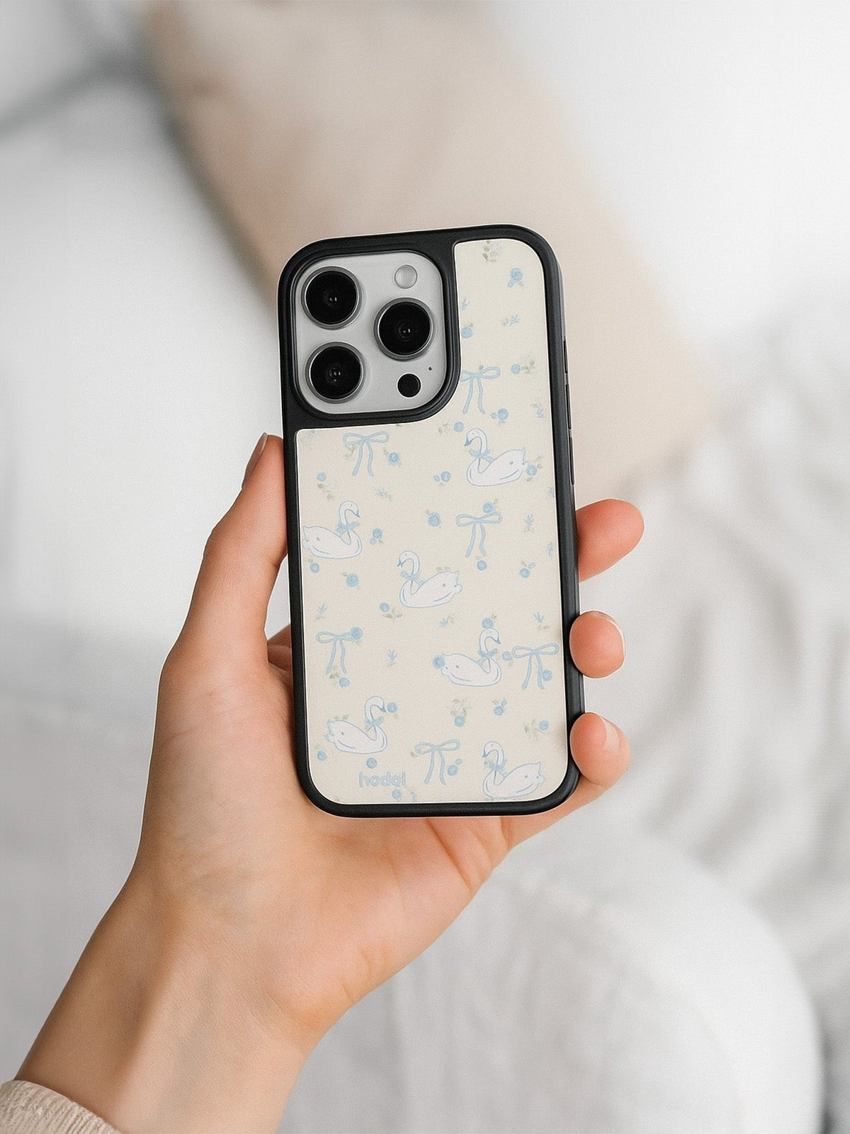 Coque iPhone motif cygnes nœuds bleus, protection renforcée anti - choc, design pastel doux, compatible MagSafe, style mignon et moderne, modèle Kéna - Coque iPhone - Blanc iPhone 12