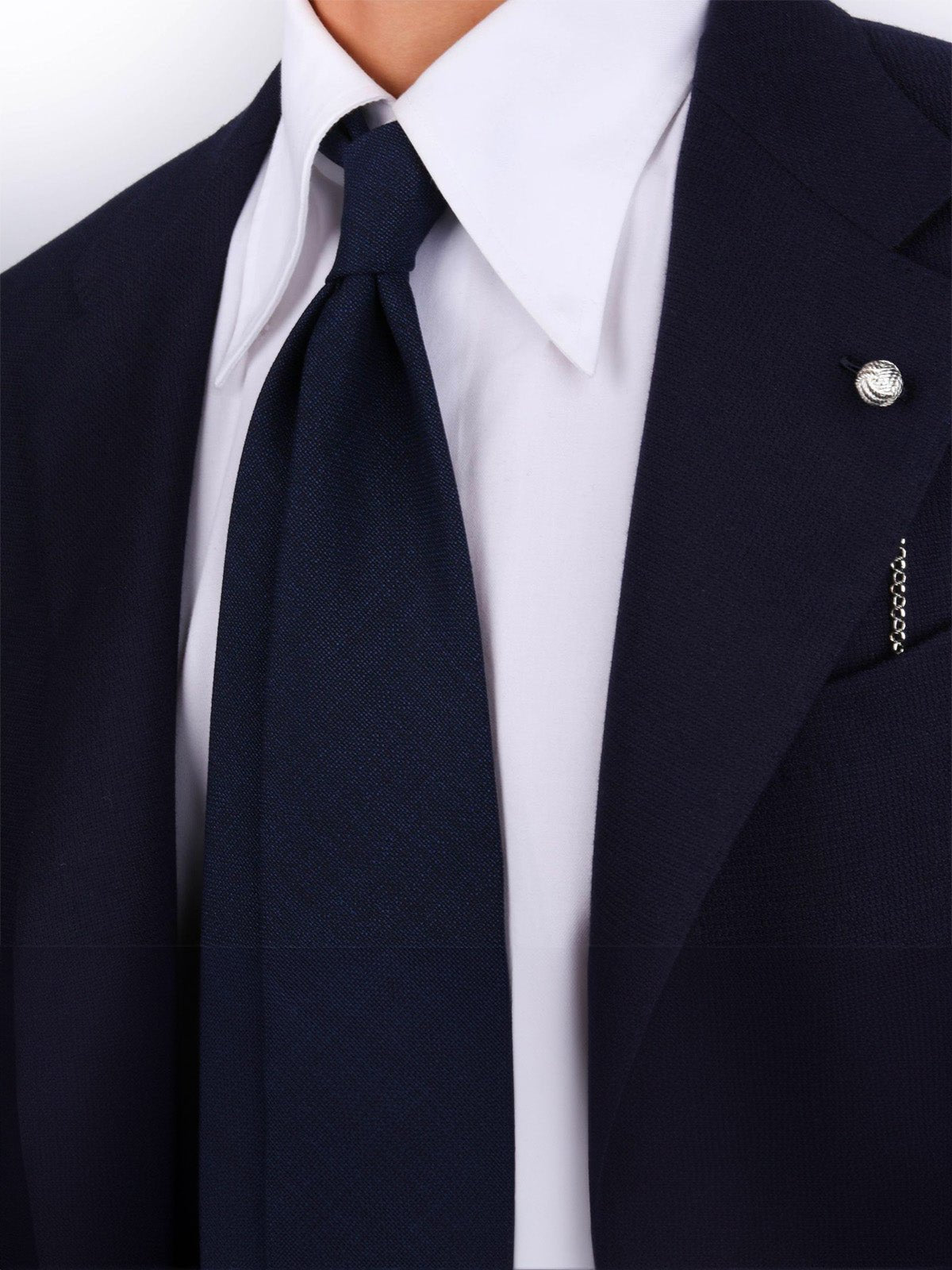 Cravate laine bleu marine, texture discrète, coupe trois plis, sans doublure, couture main, roulottée à la main, style business chic, accessoire masculin, modèle Josua - Bonnets - Bleu marine