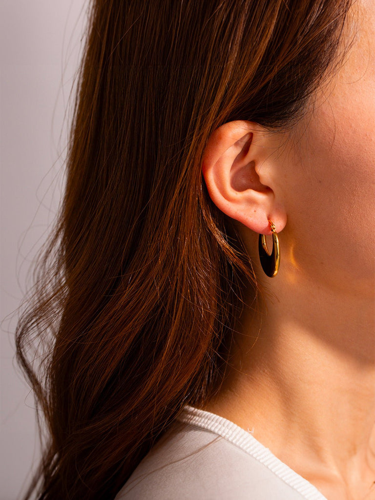 Créoles bombées dorées, boucles d'oreilles U, acier inoxydable, design géométrique, look lumineux, modèle Hinam - Boucles d'oreilles - Or