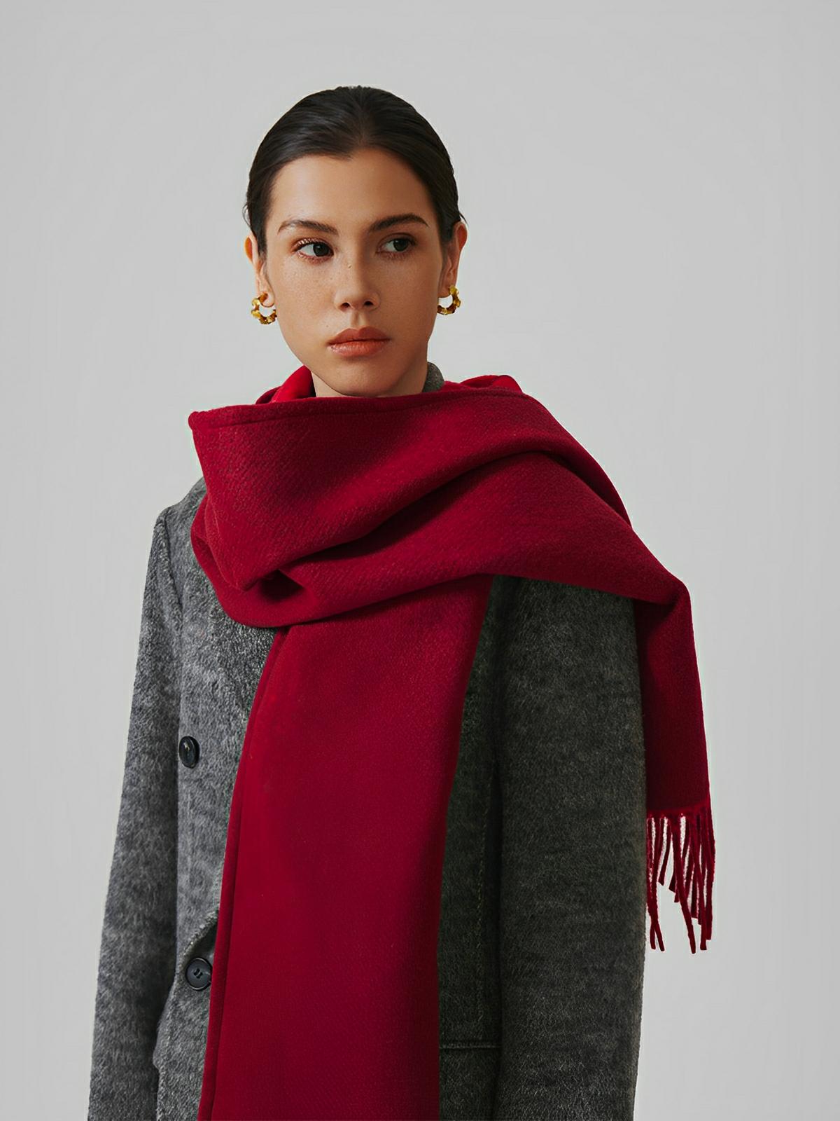 Écharpe à capuche douce et chaude en laine mélangée, design uni avec franges et doublure contrastée pour l’hiver, modèle Louva - Écharpe - Bordeaux