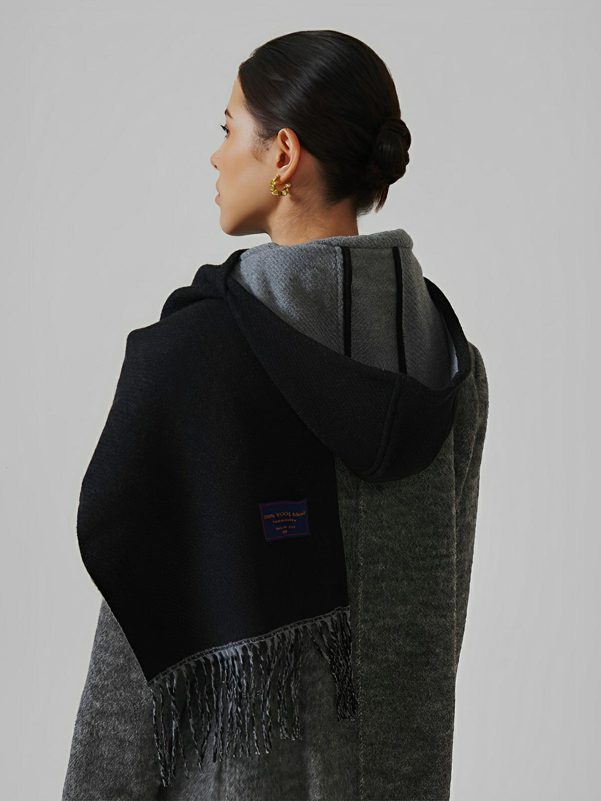 Écharpe à capuche douce et chaude en laine mélangée, design uni avec franges et doublure contrastée pour l’hiver, modèle Louva - Écharpe - Noir