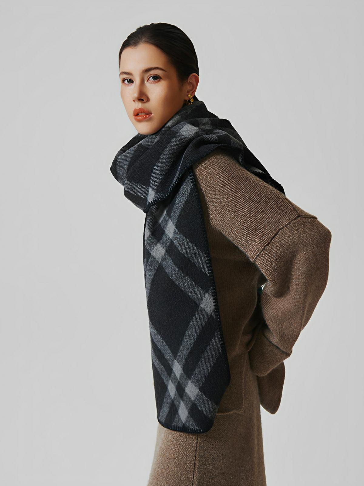 Écharpe à carreaux double face, chaude hiver femme, en laine douce longue, motif british chic luxueux, modèle Barina - Écharpe - Noir et gris