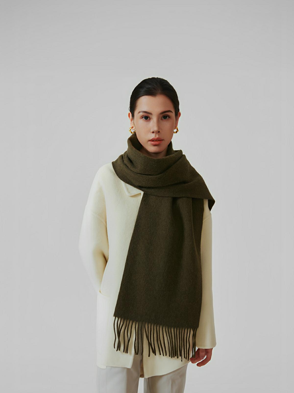 Écharpe chaude en laine douce pour femme, accessoire hivernal long à franges, confort thermique 100% laine naturelle, modèle Wilma - Écharpe - Kaki