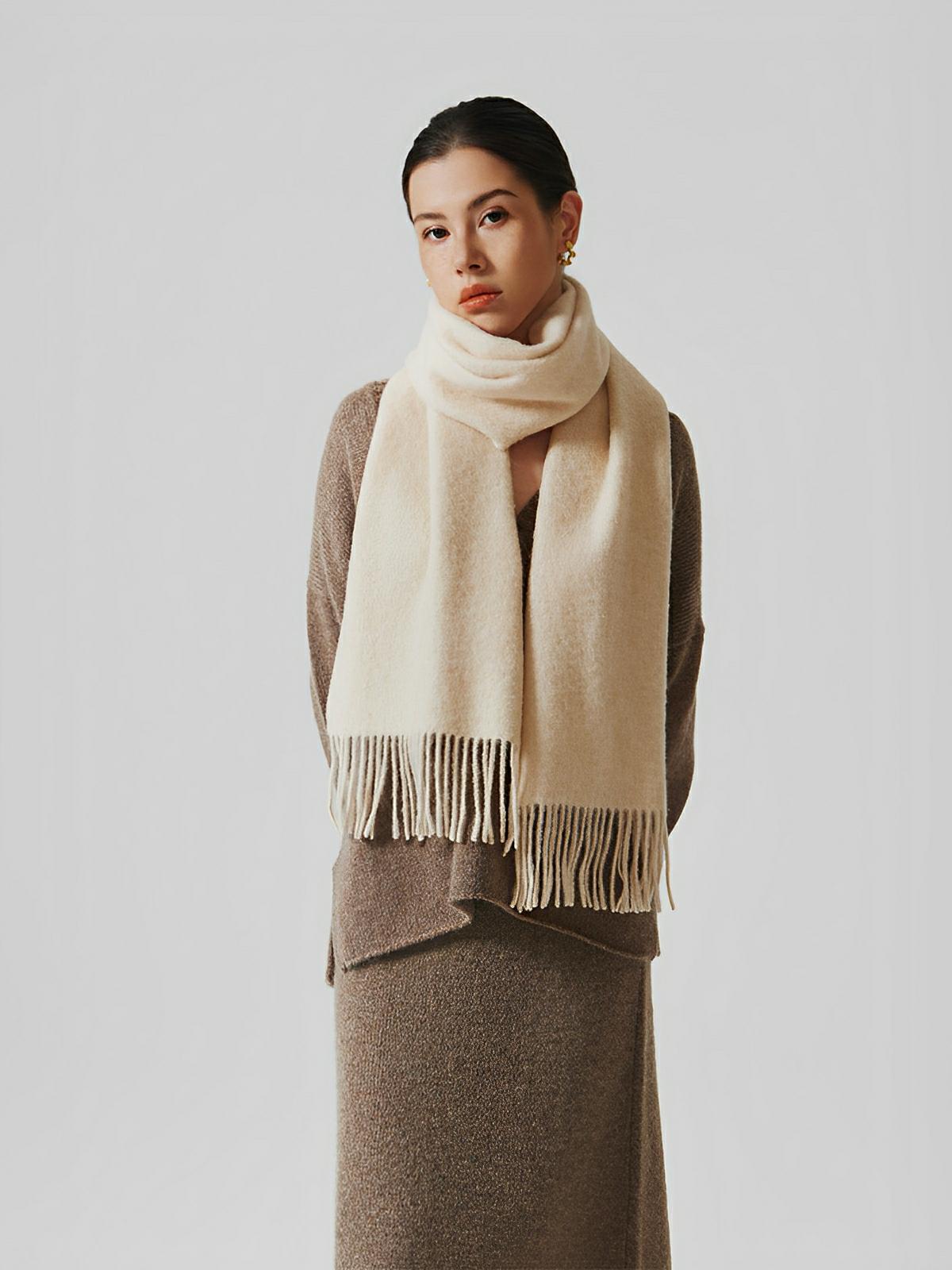 Écharpe chaude en laine douce pour femme, accessoire hivernal long à franges, confort thermique 100% laine naturelle, modèle Wilma - Écharpe - Blanc