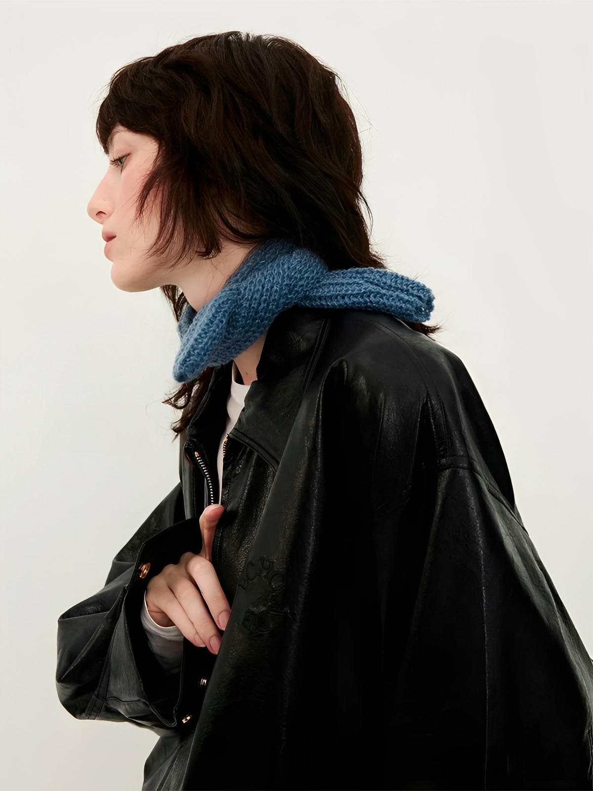 Écharpe courte unisexe en laine mélangée, mini foulard tricoté, douceur chaude pour l’hiver, style minimal chic, accessoire tendance automne hiver, modèle Migène - Écharpe - Bleu