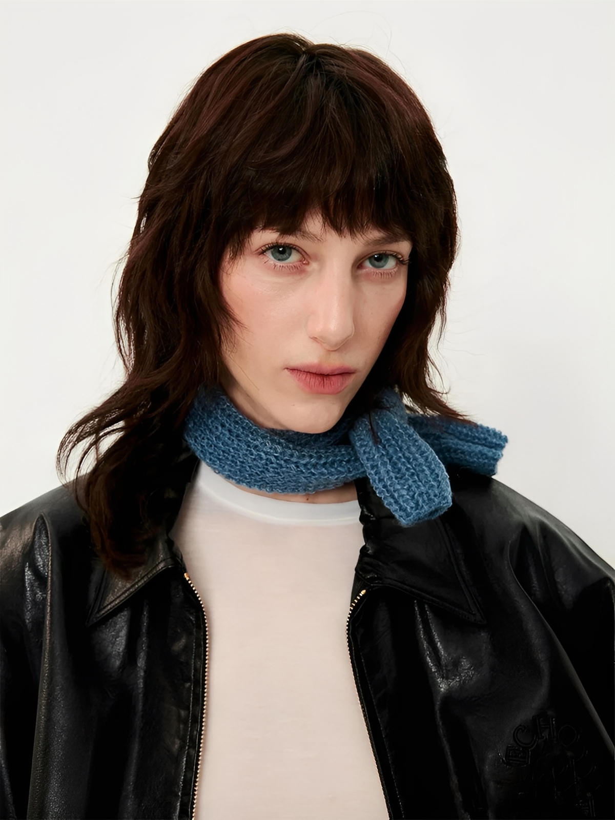 Écharpe courte unisexe en laine mélangée, mini foulard tricoté, douceur chaude pour l’hiver, style minimal chic, accessoire tendance automne hiver, modèle Migène - Écharpe - Bleu