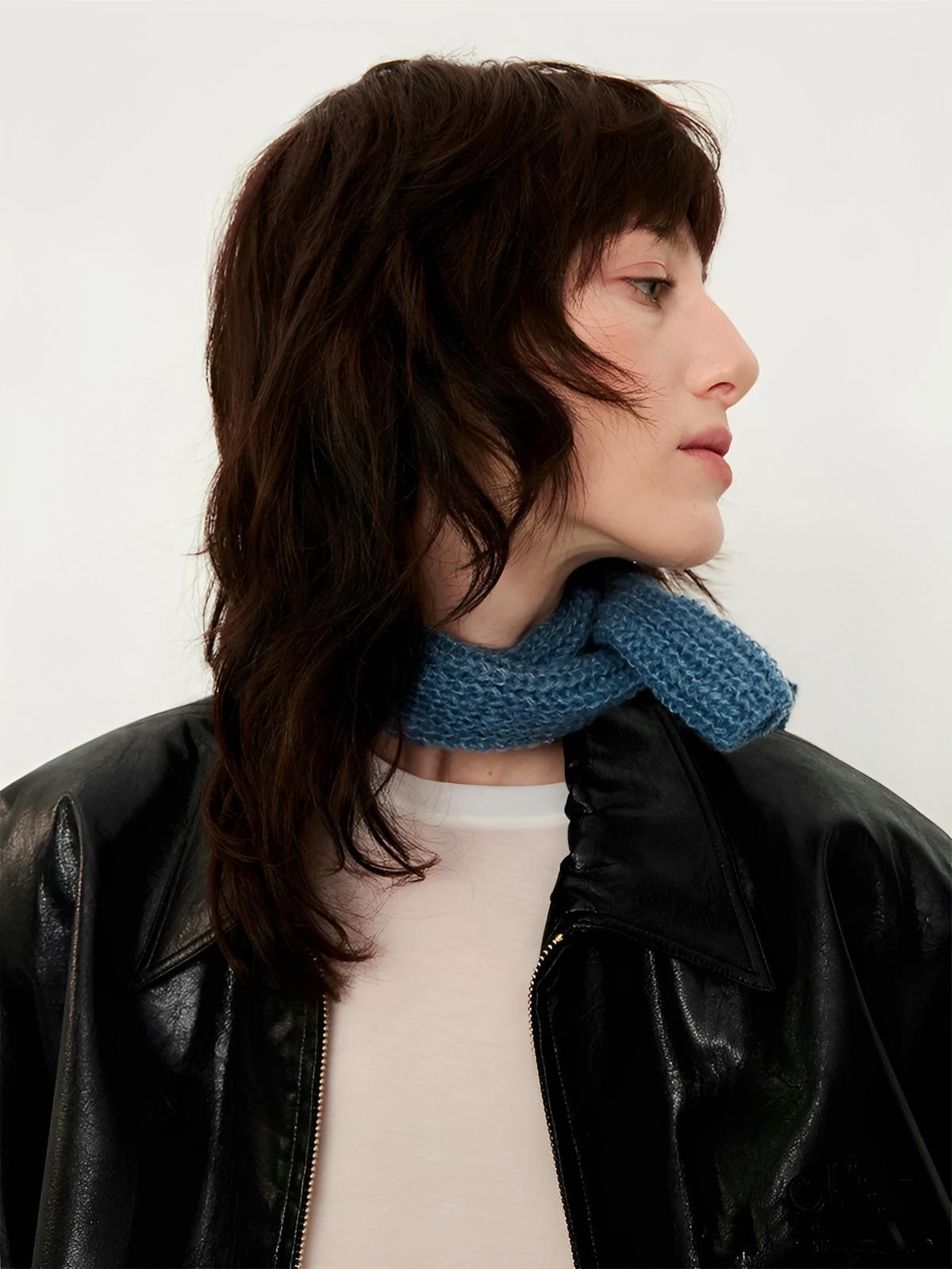 Écharpe courte unisexe en laine mélangée, mini foulard tricoté, douceur chaude pour l’hiver, style minimal chic, accessoire tendance automne hiver, modèle Migène - Écharpe - Bleu