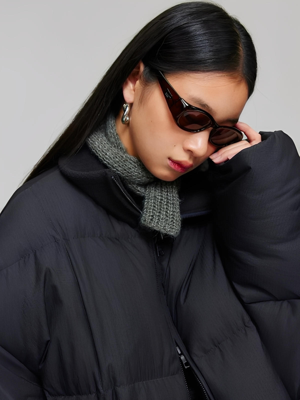 Écharpe courte unisexe en laine mélangée, mini foulard tricoté, douceur chaude pour l’hiver, style minimal chic, accessoire tendance automne hiver, modèle Migène - Écharpe - Gris