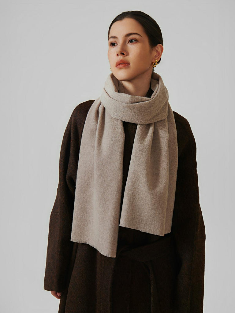 Écharpe en laine douce unie, format long, chaleur hivernale, confort naturel, style épuré, modèle Bérénice - Écharpe - Taupe