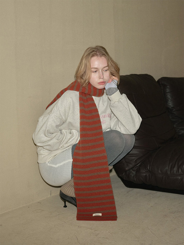 Écharpe en laine rayée, tricot chaud et doux, accessoire d'hiver tendance, rayures larges colorées, chaleur et confort au quotidien, modèle Harria - Écharpe - Rouge et gris