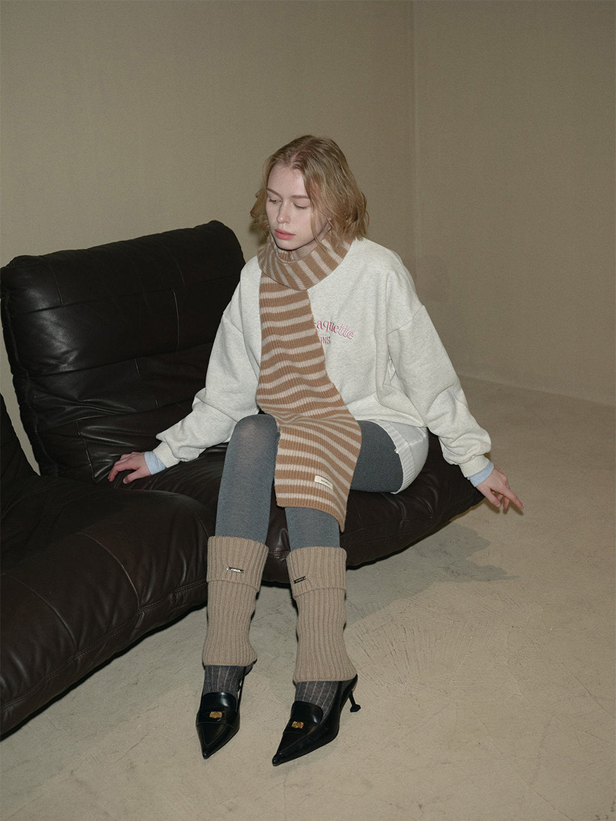 Écharpe en laine rayée, tricot chaud et doux, accessoire d'hiver tendance, rayures larges colorées, chaleur et confort au quotidien, modèle Harria - Écharpe - Camel et beige