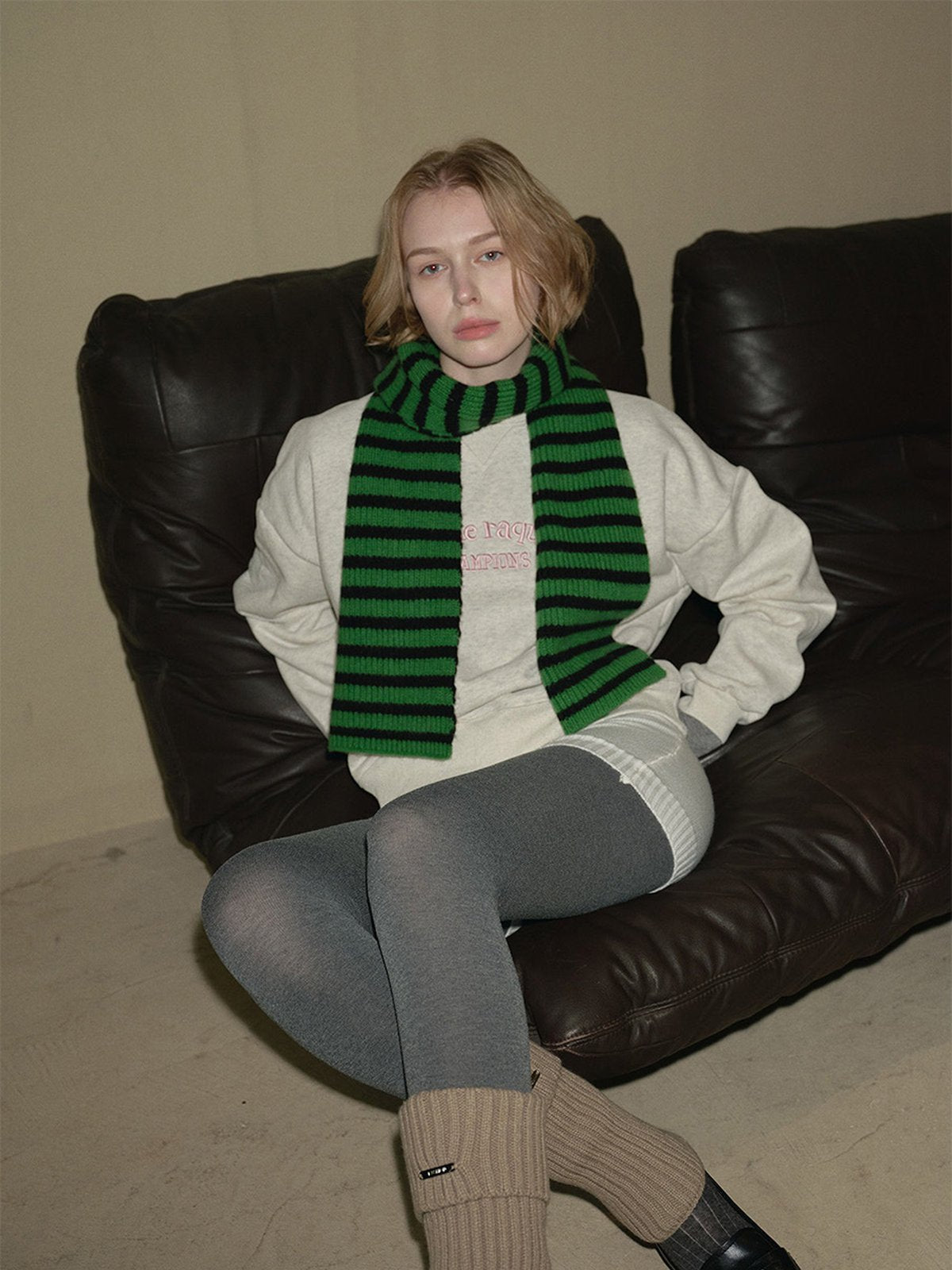 Écharpe en laine rayée, tricot chaud et doux, accessoire d'hiver tendance, rayures larges colorées, chaleur et confort au quotidien, modèle Harria - Écharpe - Vert et noir