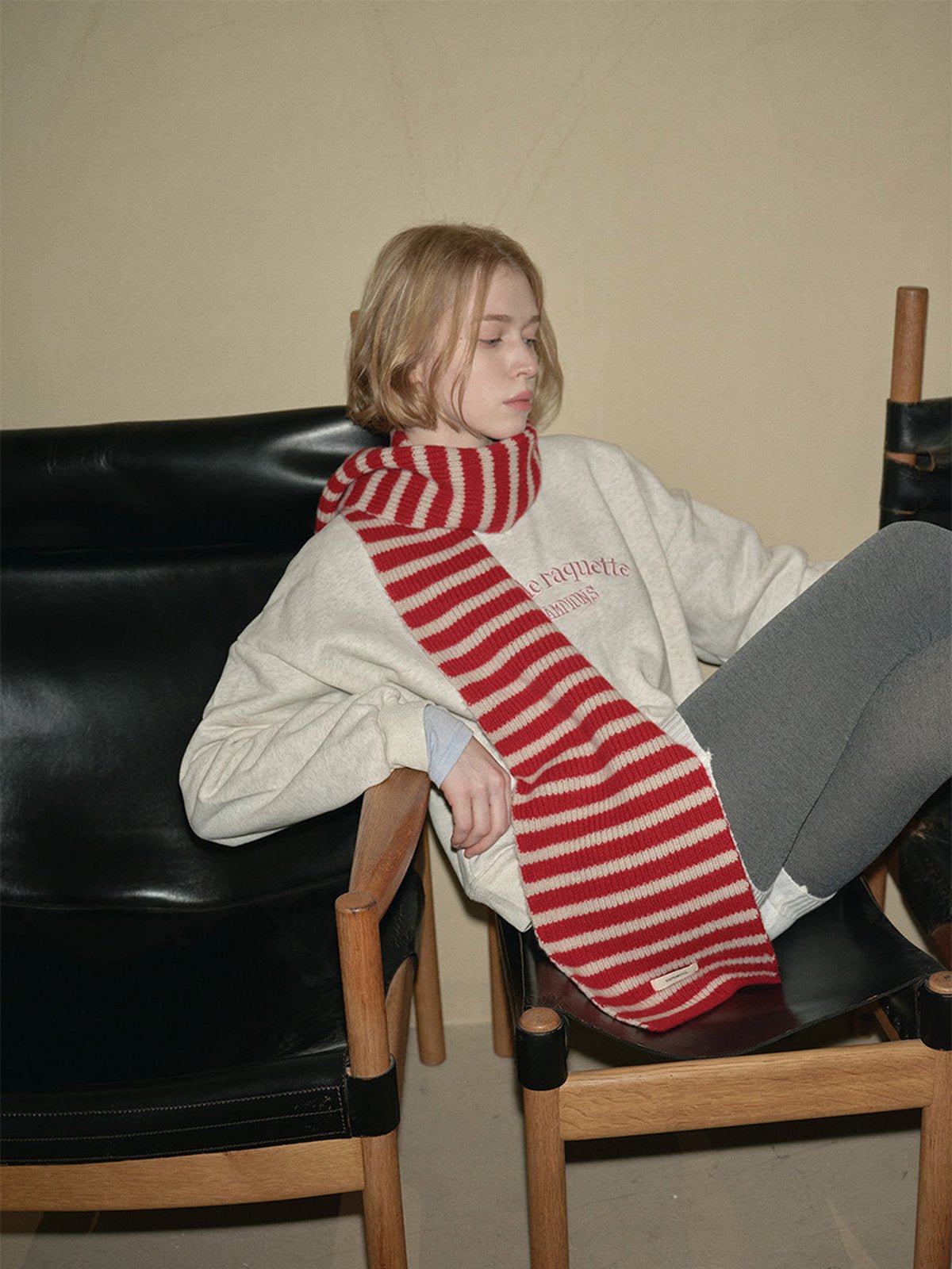 Écharpe en laine rayée, tricot chaud et doux, accessoire d'hiver tendance, rayures larges colorées, chaleur et confort au quotidien, modèle Harria - Écharpe - Rouge et blanc