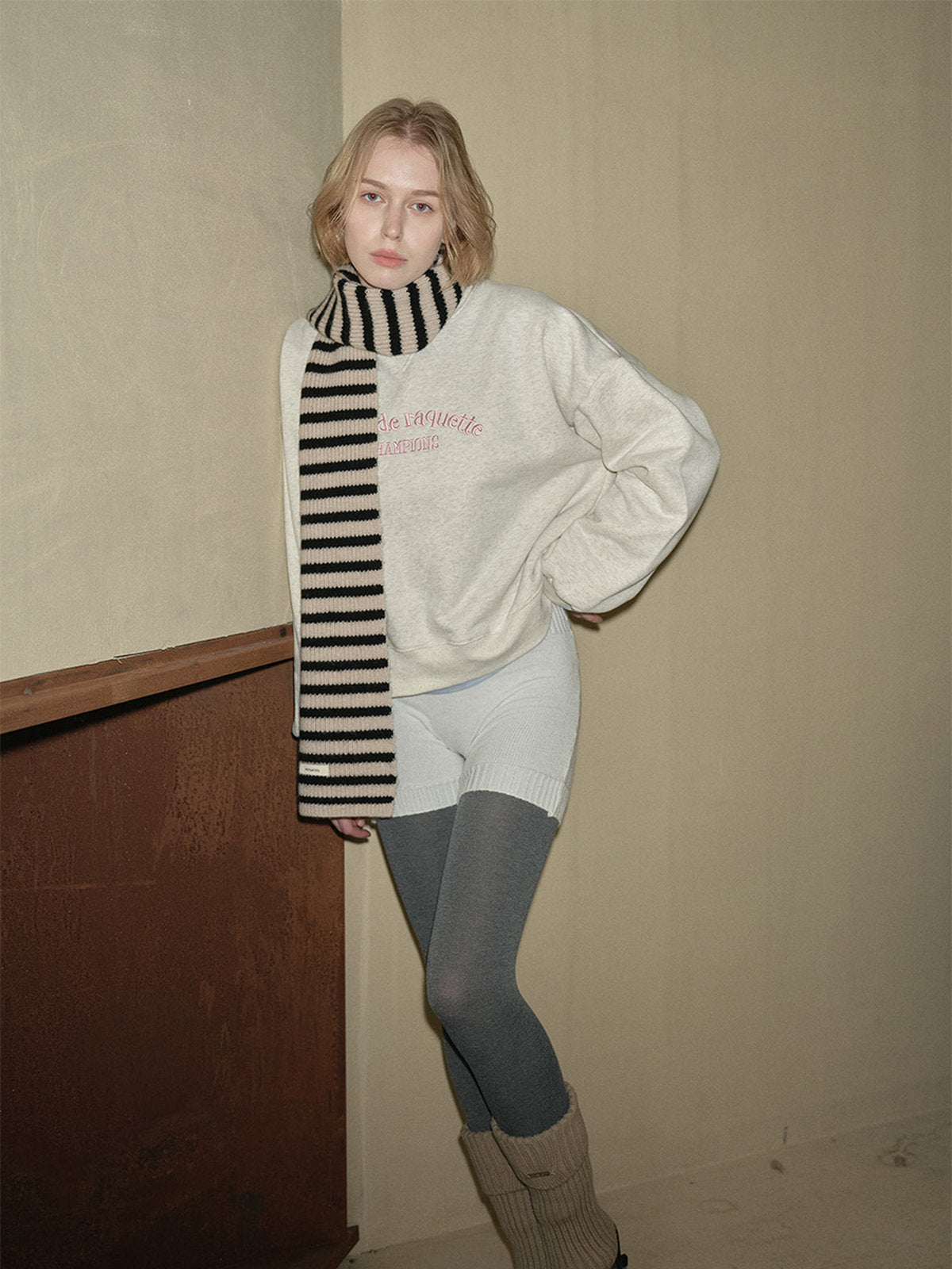 Écharpe en laine rayée, tricot chaud et doux, accessoire d'hiver tendance, rayures larges colorées, chaleur et confort au quotidien, modèle Harria - Écharpe - Noir et beige