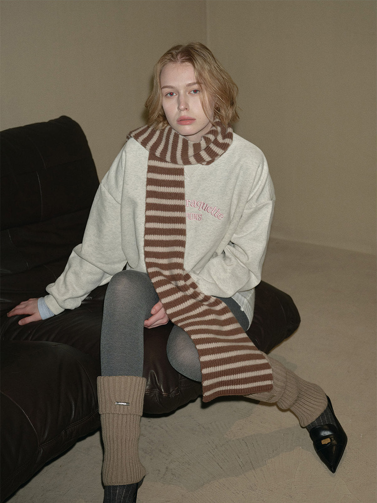 Écharpe en laine rayée, tricot chaud et doux, accessoire d'hiver tendance, rayures larges colorées, chaleur et confort au quotidien, modèle Harria - Écharpe - Marron et beige