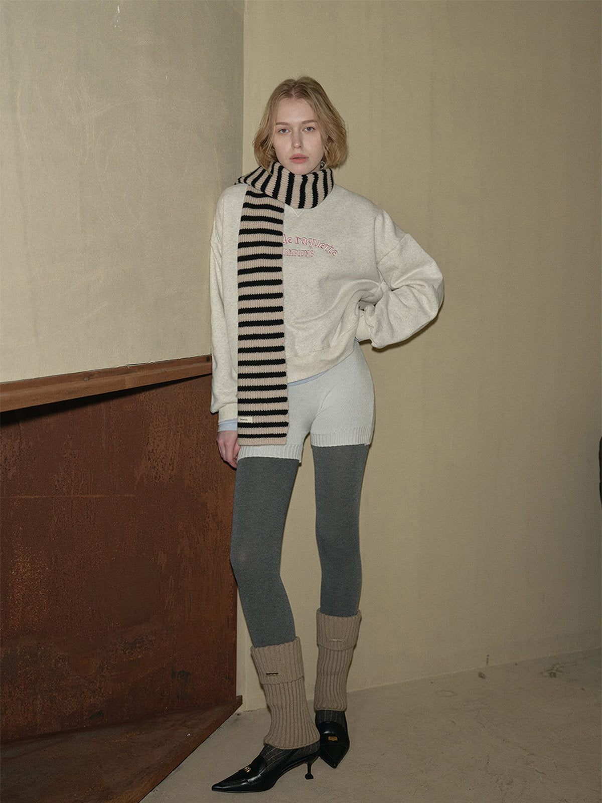 Écharpe en laine rayée, tricot chaud et doux, accessoire d'hiver tendance, rayures larges colorées, chaleur et confort au quotidien, modèle Harria - Écharpe - Noir et beige