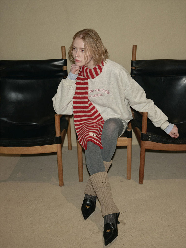 Écharpe en laine rayée, tricot chaud et doux, accessoire d'hiver tendance, rayures larges colorées, chaleur et confort au quotidien, modèle Harria - Écharpe - Rouge et blanc