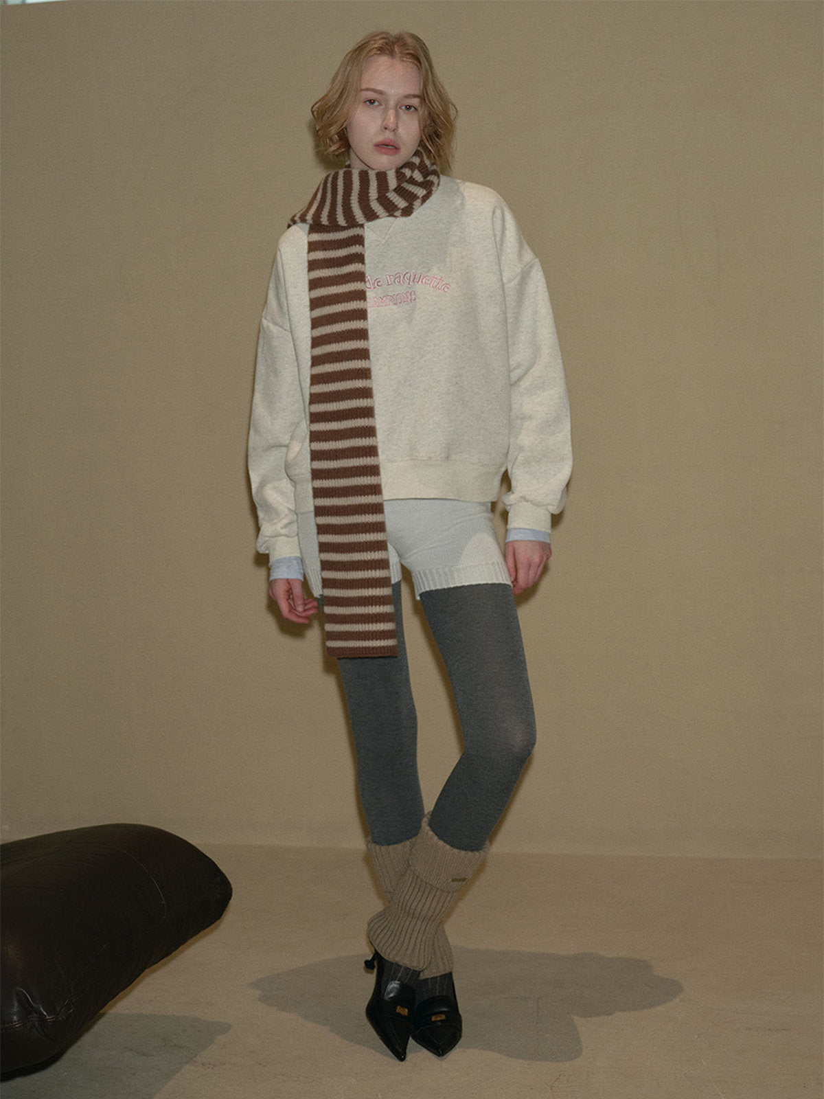 Écharpe en laine rayée, tricot chaud et doux, accessoire d'hiver tendance, rayures larges colorées, chaleur et confort au quotidien, modèle Harria - Écharpe - Marron et beige