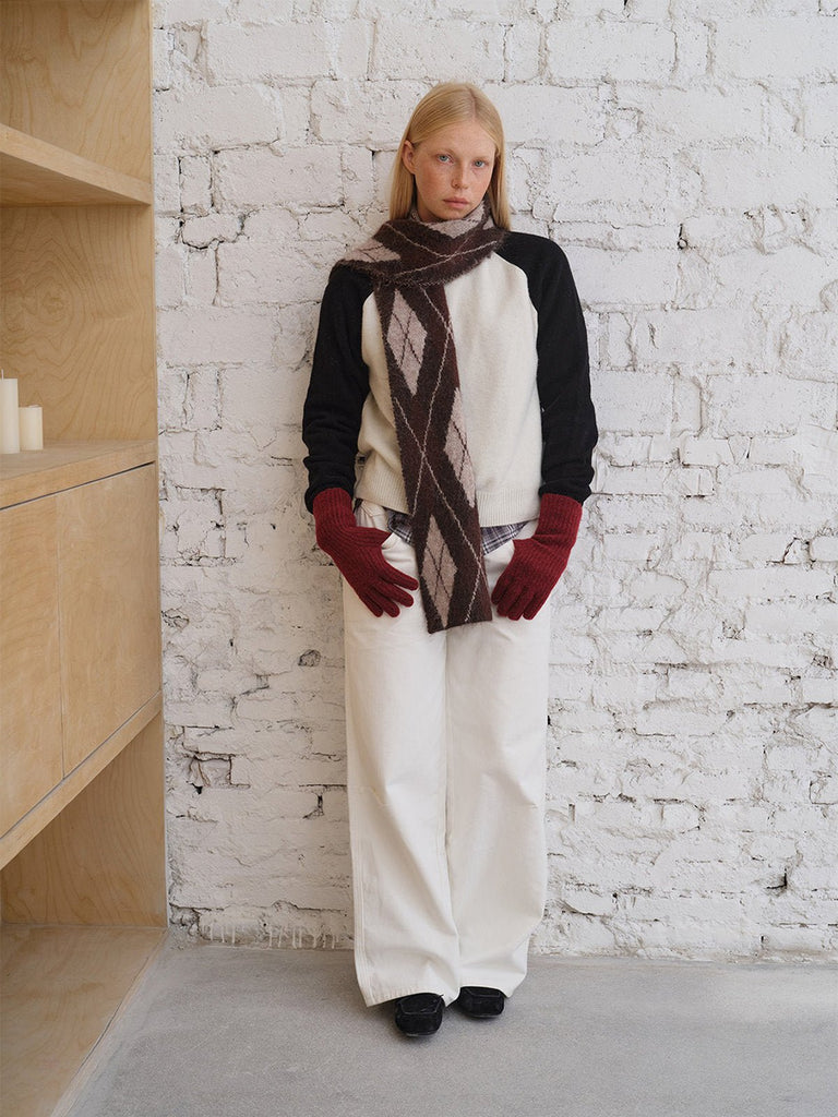 Écharpe en losanges duveteuse, motif argyle doux, laine mélangée chaude, accessoire hiver graphique, écharpe longue bicolore cosy, modèle Pawie - Écharpe - Marron