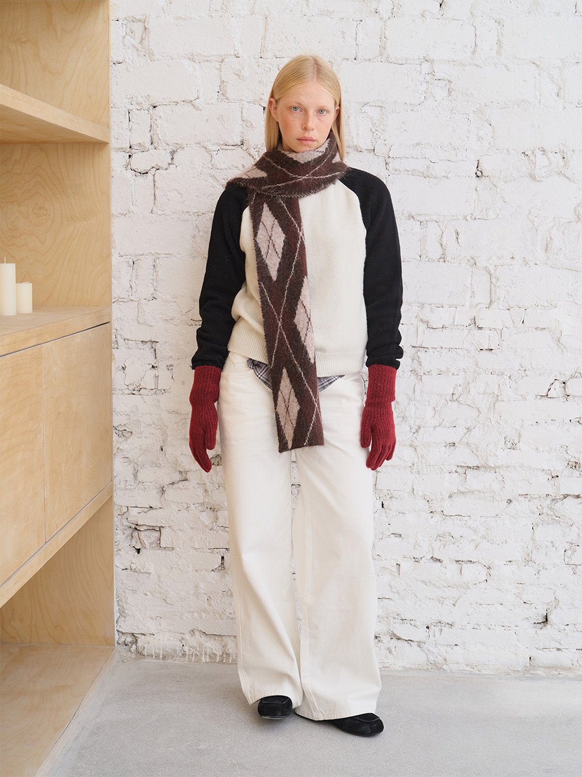 Écharpe en losanges duveteuse, motif argyle doux, laine mélangée chaude, accessoire hiver graphique, écharpe longue bicolore cosy, modèle Pawie - Écharpe - Marron