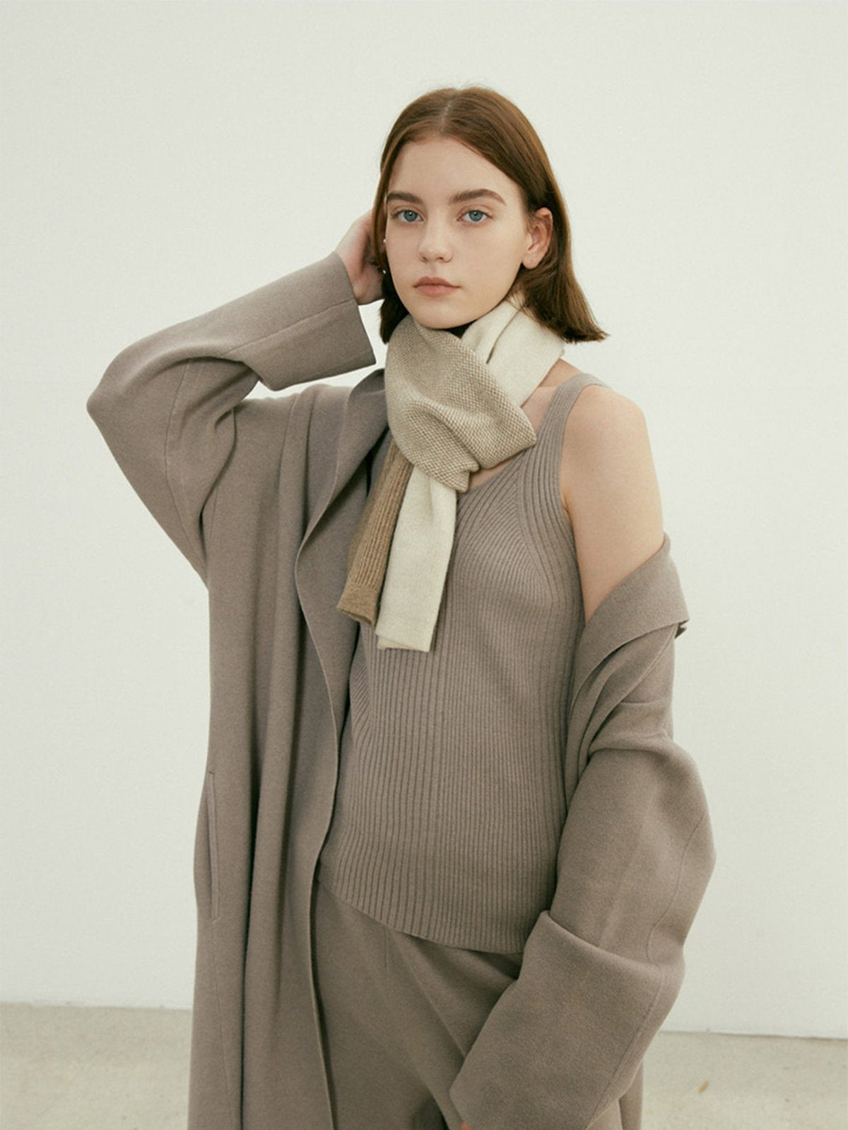 Écharpe femme hiver, design asymétrique, laine douce beige, tricot patchwork moderne, accessoire chaud stylé, modèle Cafrie - Écharpe - Beige Marron et Crème