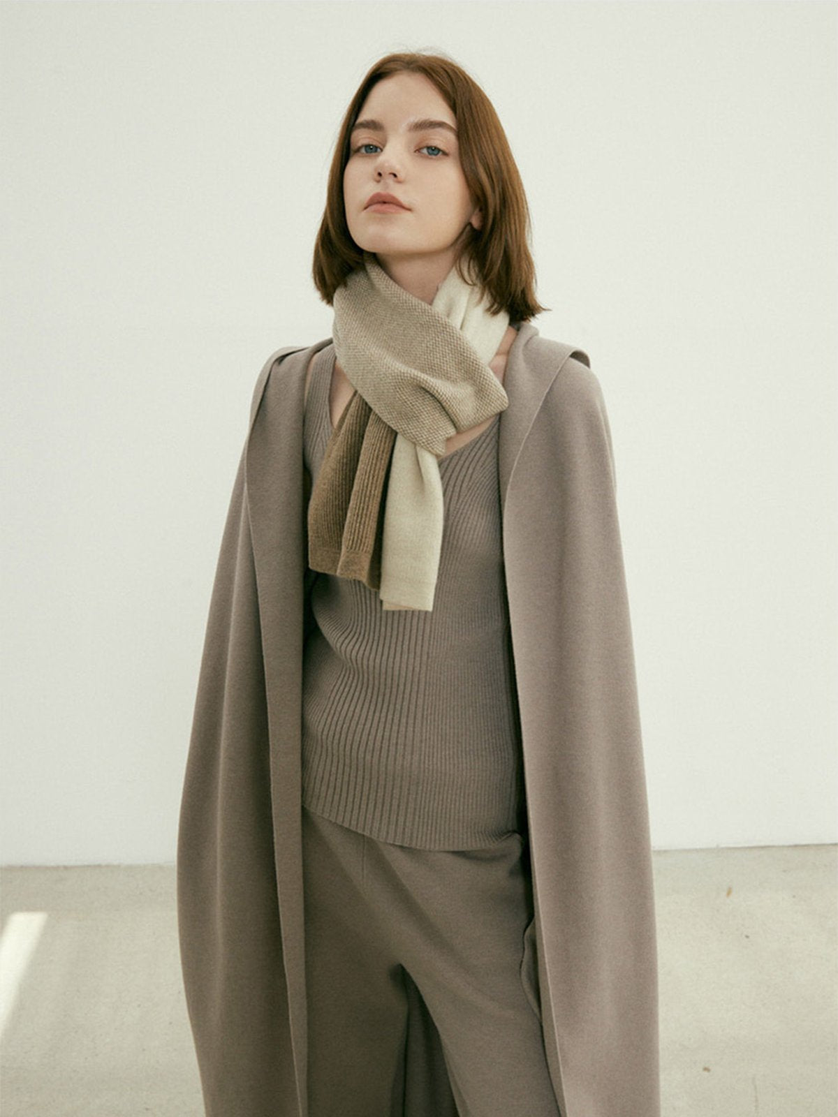 Écharpe femme hiver, design asymétrique, laine douce beige, tricot patchwork moderne, accessoire chaud stylé, modèle Cafrie - Écharpe - Beige Marron et Crème