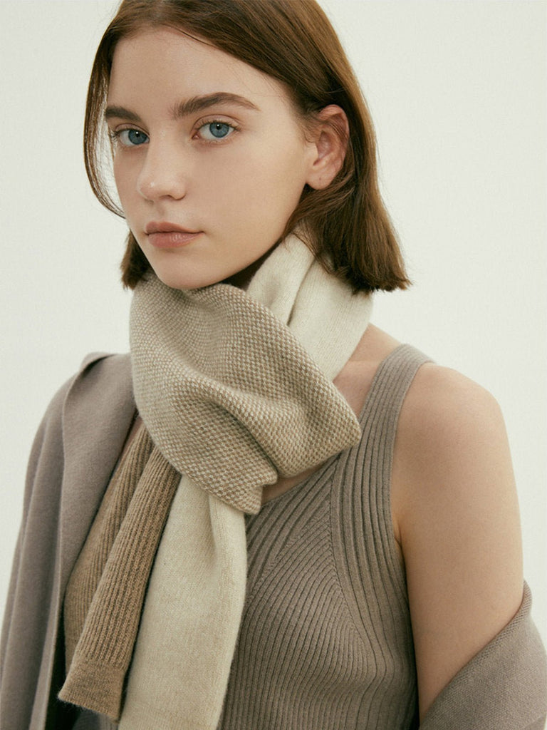 Écharpe femme hiver, design asymétrique, laine douce beige, tricot patchwork moderne, accessoire chaud stylé, modèle Cafrie - Écharpe - Beige Marron et Crème