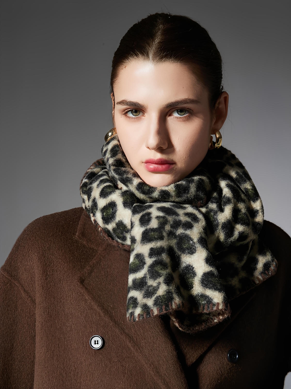 Écharpe femme hiver léopard, motif animalier doux, écharpe chaude longue, écharpe stylée confortable, accessoire automne hiver tendance, modèle Vésune - Écharpe - Beige