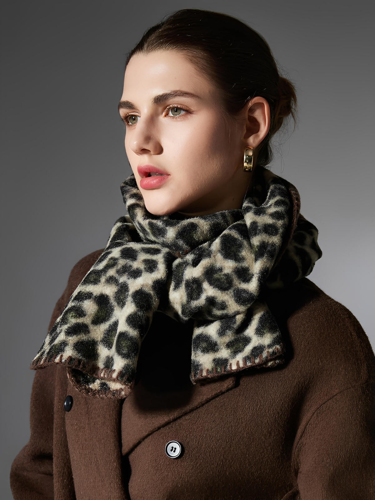 Écharpe femme hiver léopard, motif animalier doux, écharpe chaude longue, écharpe stylée confortable, accessoire automne hiver tendance, modèle Vésune - Écharpe - Beige