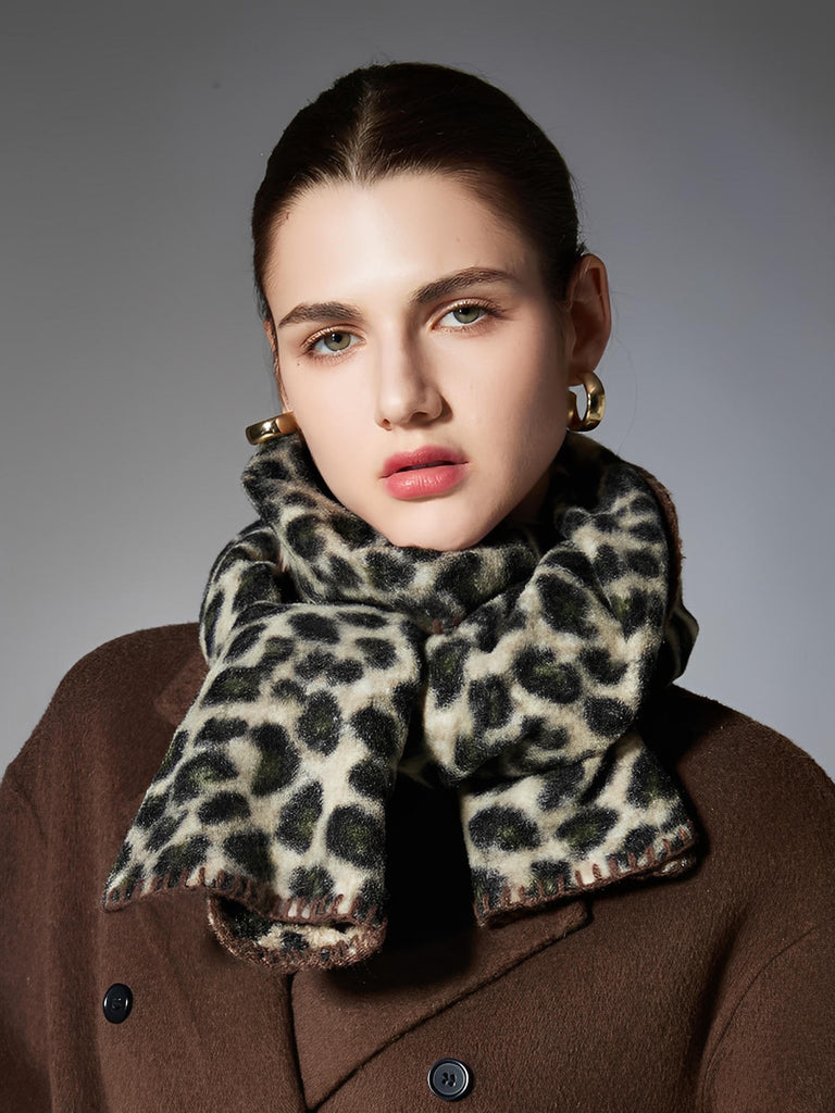 Écharpe femme hiver léopard, motif animalier doux, écharpe chaude longue, écharpe stylée confortable, accessoire automne hiver tendance, modèle Vésune - Écharpe - Beige