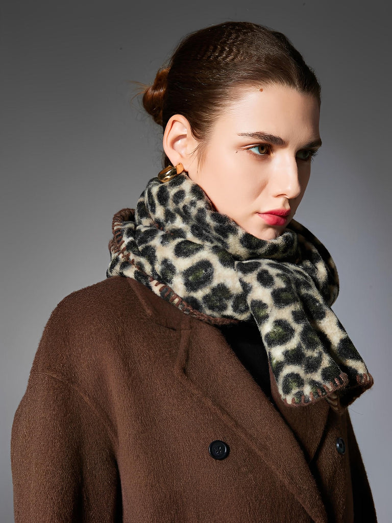 Écharpe femme hiver léopard, motif animalier doux, écharpe chaude longue, écharpe stylée confortable, accessoire automne hiver tendance, modèle Vésune - Écharpe - Beige