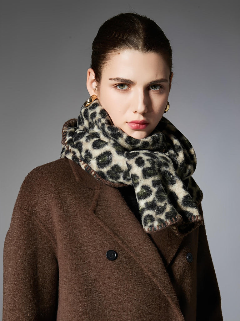 Écharpe femme hiver léopard, motif animalier doux, écharpe chaude longue, écharpe stylée confortable, accessoire automne hiver tendance, modèle Vésune - Écharpe - Beige