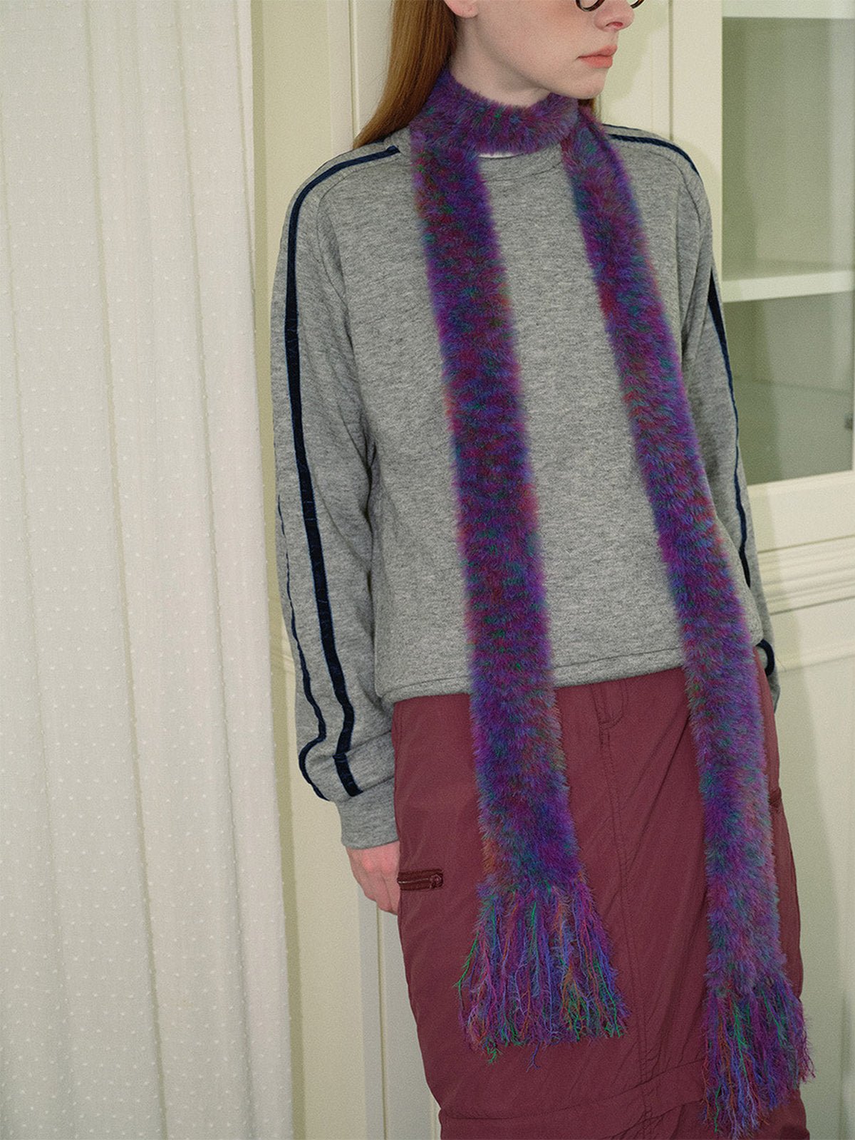 Écharpe fine en fausse fourrure, style doux et fantaisie, longue à franges, accessoire hiver femme, toucher duveteux, design original, modèle Rafla - Écharpe - Violet