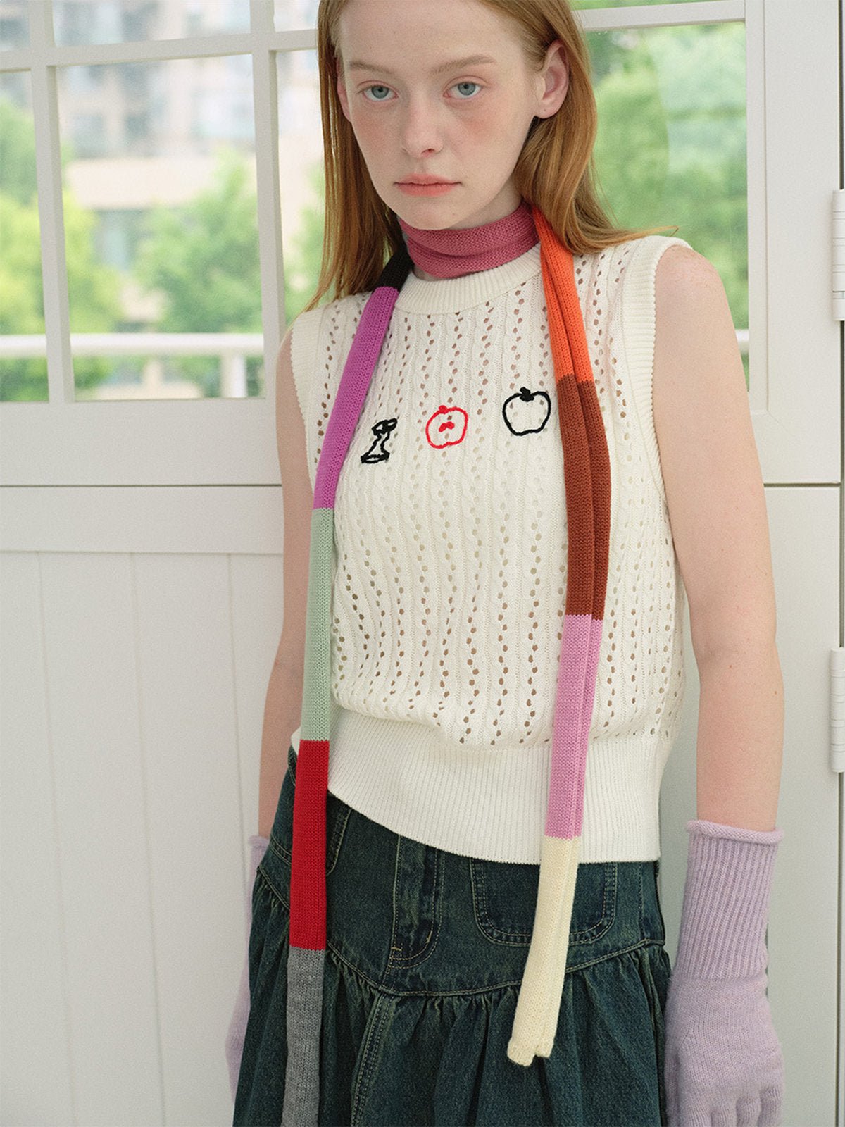 Écharpe fine multicolore en laine, design color block graphique, tricot doux et chaud, style streetwear minimaliste, accessoire hiver léger et stylé, longue écharpe patchwork, mix matières laine et acrylique, modèle Azunda - Écharpe - Style 2