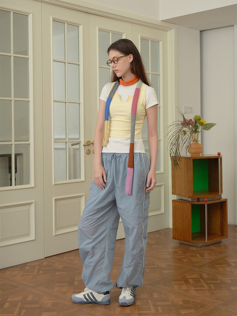 Écharpe fine multicolore en laine, design color block graphique, tricot doux et chaud, style streetwear minimaliste, accessoire hiver léger et stylé, longue écharpe patchwork, mix matières laine et acrylique, modèle Azunda - Écharpe - Style 1