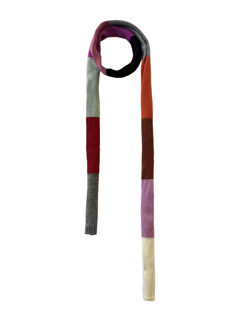 Sciarpa sottile multicolore in lana, design color block grafico, maglia morbida e calda, stile streetwear minimalista, accessorio invernale leggero e di tendenza, sciarpa lunga patchwork, mix di materiali lana e acrilico, modello Azunda