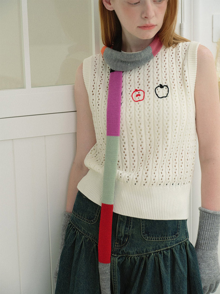 Écharpe fine multicolore en laine, design color block graphique, tricot doux et chaud, style streetwear minimaliste, accessoire hiver léger et stylé, longue écharpe patchwork, mix matières laine et acrylique, modèle Azunda - Écharpe - Style 2