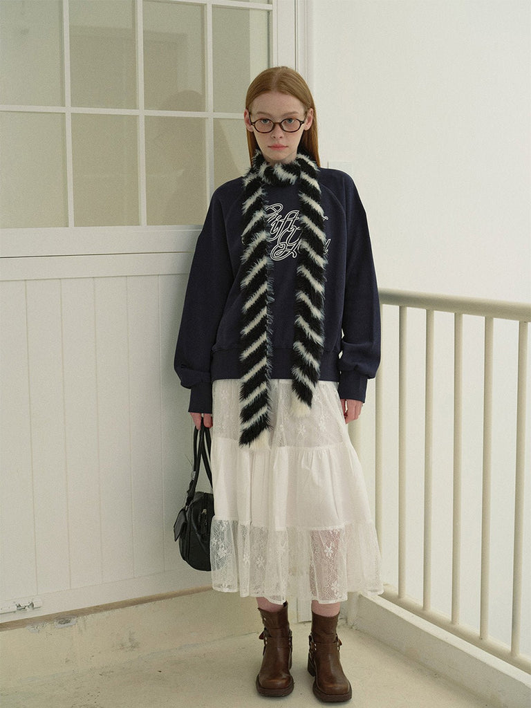 Écharpe fine noire et blanche, rayures diagonales, toucher duveteux, style streetwear, hiver 2024, modèle Ivana - Écharpe - Noir et blanc