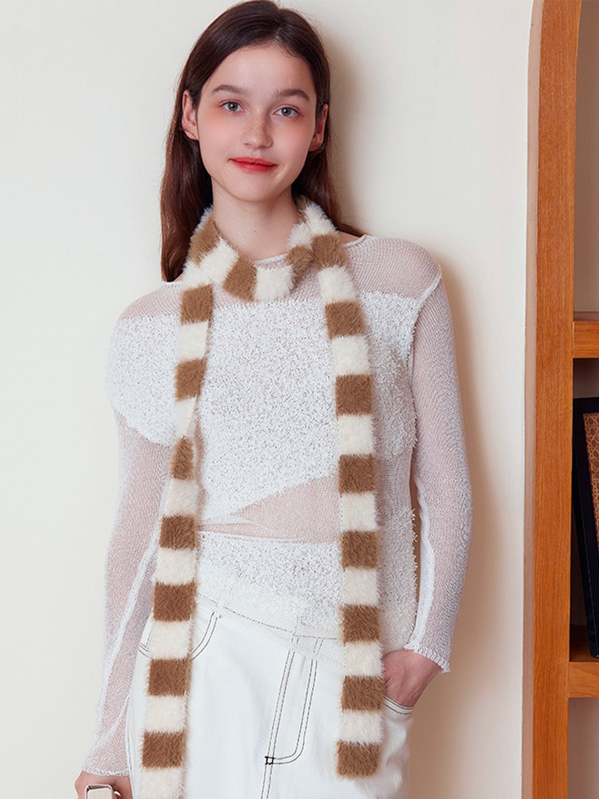 Écharpe fine rayée femme, écharpe douce et longue, écharpe hiver colorée, écharpe fine en nylon, écharpe chaude pour l'hiver, modèle Insy - Écharpe - Blanc et camel