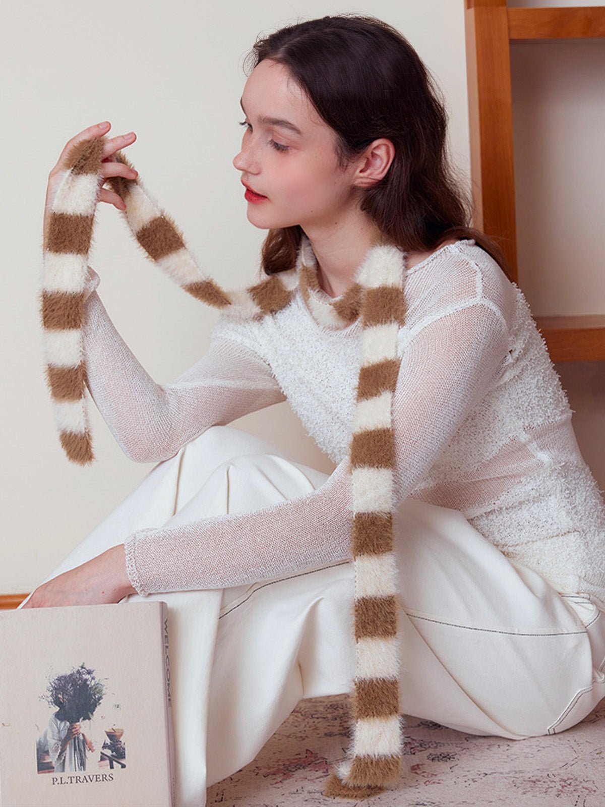 Écharpe fine rayée femme, écharpe douce et longue, écharpe hiver colorée, écharpe fine en nylon, écharpe chaude pour l'hiver, modèle Insy - Écharpe - Blanc et camel