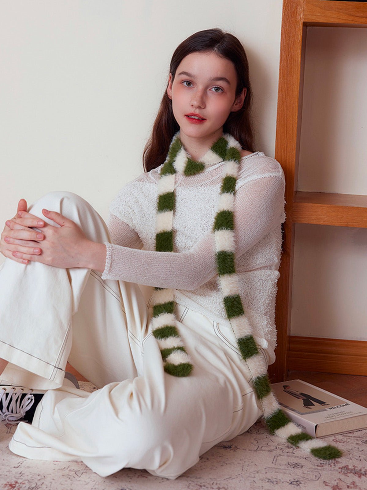 Écharpe fine rayée femme, écharpe douce et longue, écharpe hiver colorée, écharpe fine en nylon, écharpe chaude pour l'hiver, modèle Insy - Écharpe - Vert et blanc