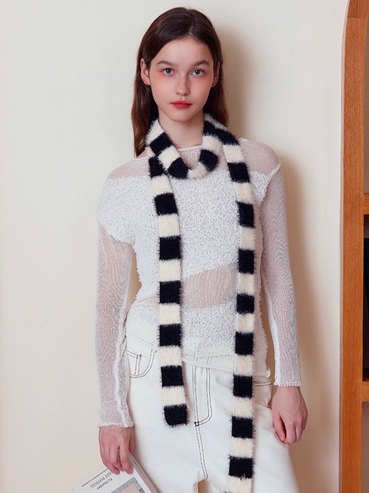 Écharpe fine rayée femme, écharpe douce et longue, écharpe hiver colorée, écharpe fine en nylon, écharpe chaude pour l'hiver, modèle Insy - Écharpe - Noir et blanc