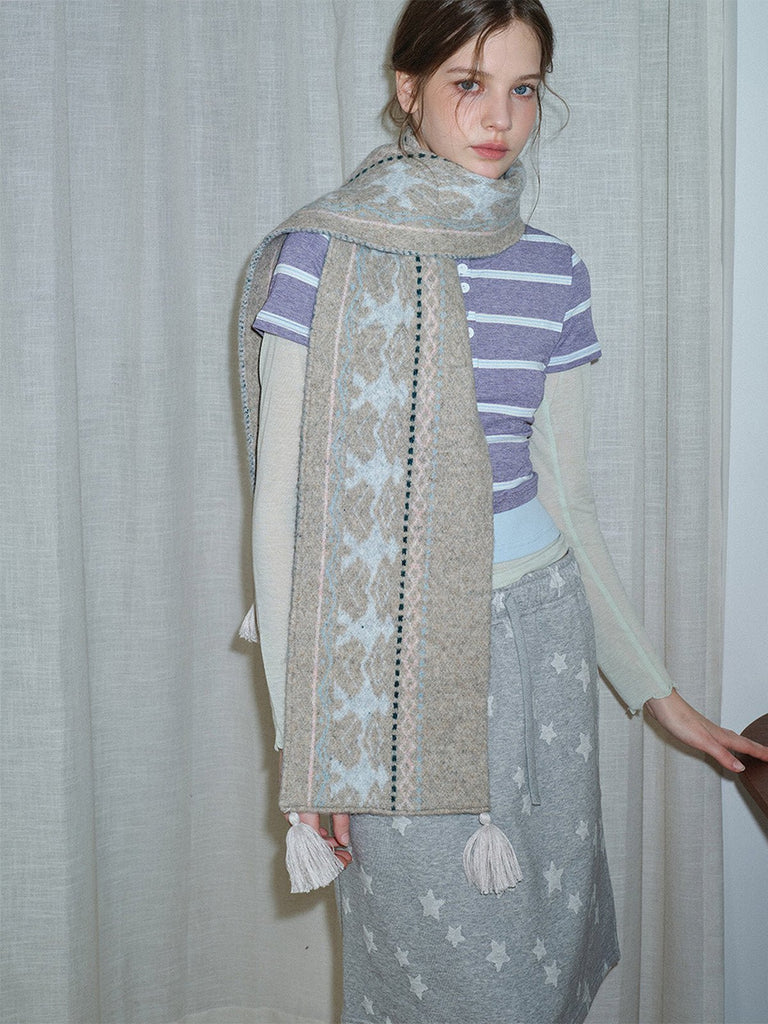 Écharpe graphique à pompons, maille douce et chaude, inspiration rétro hivernale, unisexe, style nordique contemporain, modèle Jasmine - Écharpe - Gris