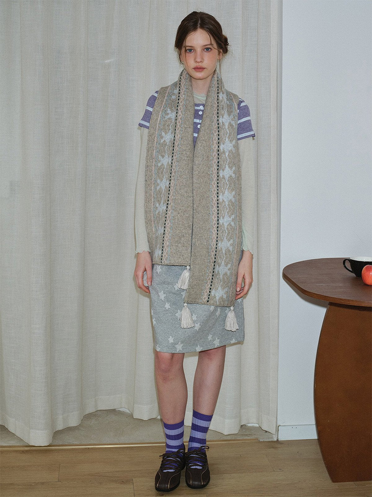 Écharpe graphique à pompons, maille douce et chaude, inspiration rétro hivernale, unisexe, style nordique contemporain, modèle Jasmine - Écharpe - Gris