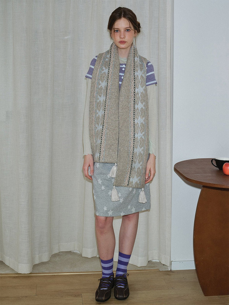 Écharpe graphique à pompons, maille douce et chaude, inspiration rétro hivernale, unisexe, style nordique contemporain, modèle Jasmine - Écharpe - Gris