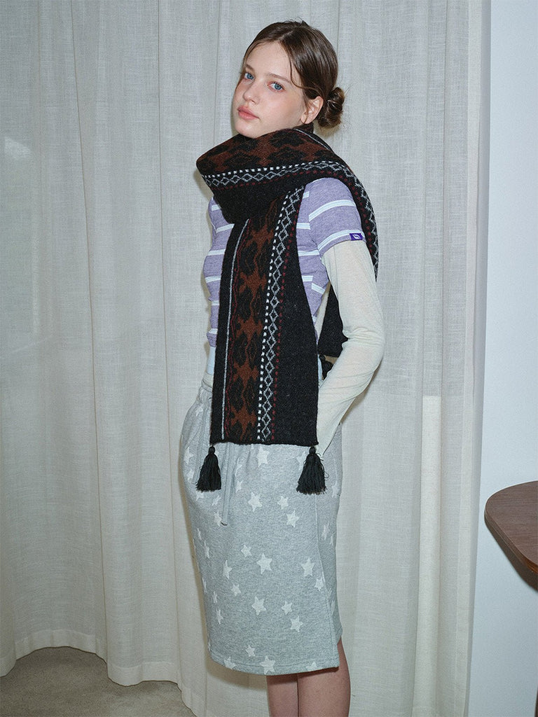 Écharpe graphique à pompons, maille douce et chaude, inspiration rétro hivernale, unisexe, style nordique contemporain, modèle Jasmine - Écharpe - Noir