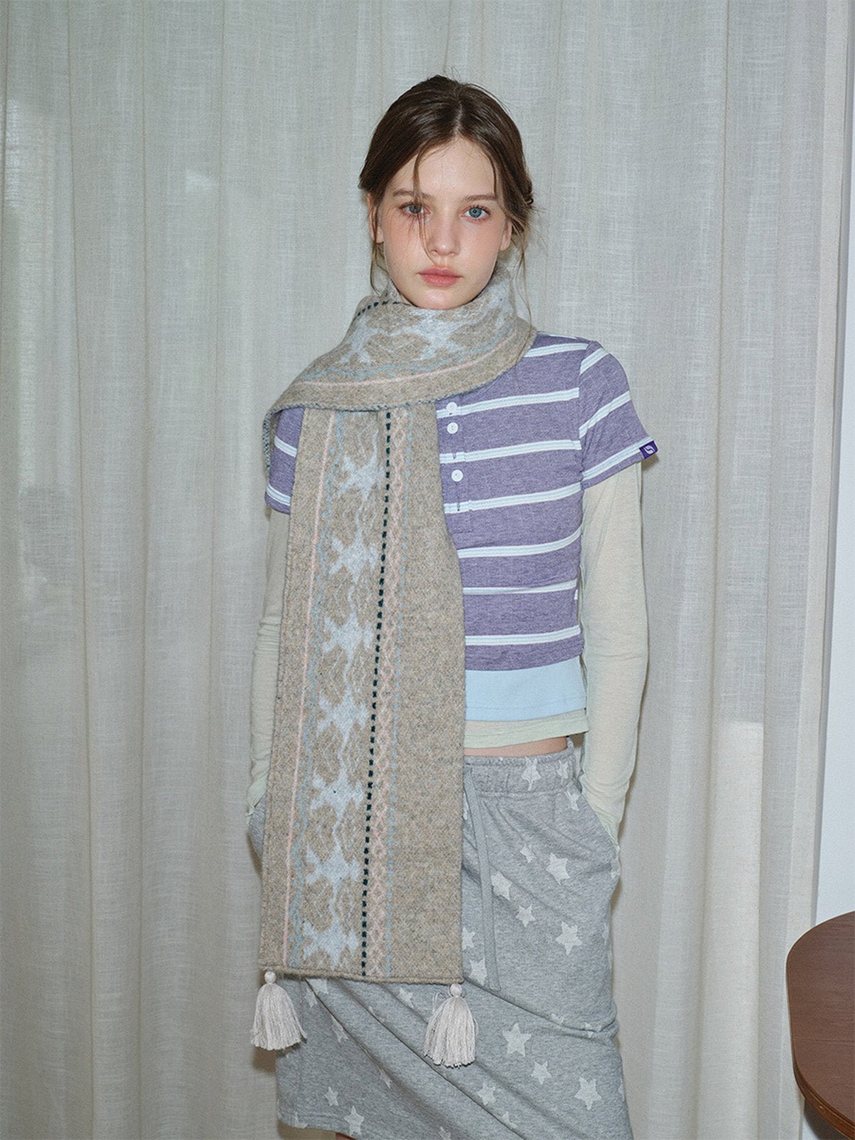 Écharpe graphique à pompons, maille douce et chaude, inspiration rétro hivernale, unisexe, style nordique contemporain, modèle Jasmine - Écharpe - Gris