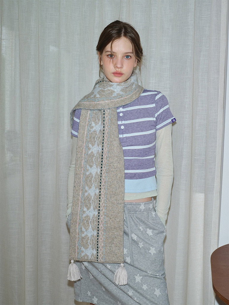 Écharpe graphique à pompons, maille douce et chaude, inspiration rétro hivernale, unisexe, style nordique contemporain, modèle Jasmine - Écharpe - Gris