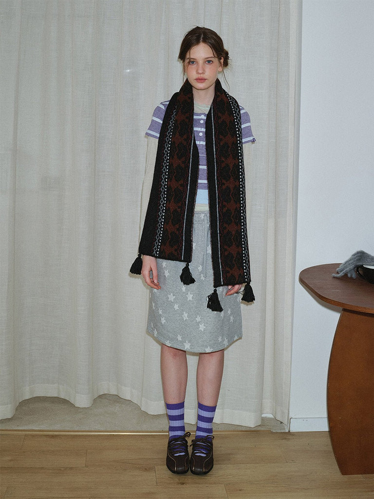 Écharpe graphique à pompons, maille douce et chaude, inspiration rétro hivernale, unisexe, style nordique contemporain, modèle Jasmine - Écharpe - Noir