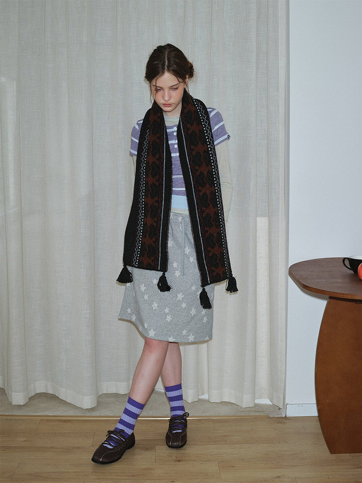 Écharpe graphique à pompons, maille douce et chaude, inspiration rétro hivernale, unisexe, style nordique contemporain, modèle Jasmine - Écharpe - Noir